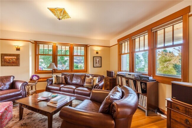 Foto del edificio - Meticulously designed Craftsman in North Beach with private beach access.