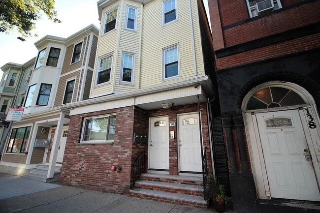 Building Photo - 136 Chelsea St