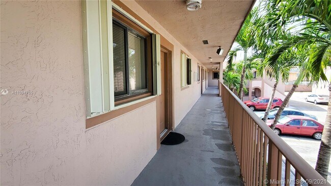 Building Photo - 2332 W 56th St