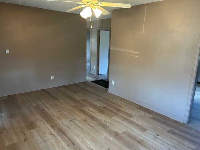 Foto del edificio - 108 E Kentucky Ave