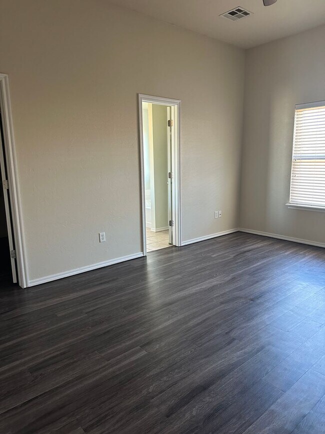 Foto del edificio - 4 Bd / 2 Ba in Valencia - Deer Creek Schools