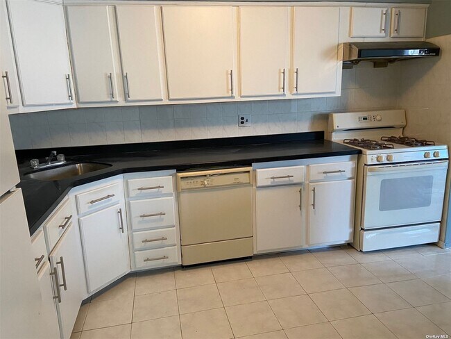 Foto del edificio - 42-16 Little Neck Pkwy
