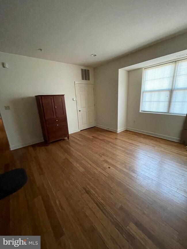 1223 W Susquehanna Ave Unit 2R, Philadelphia, PA 19122 Room for Rent
