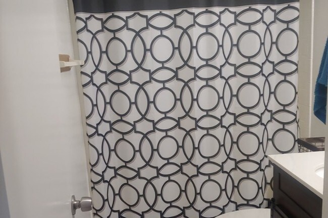 Baño 1 - 14002 N 49th Ave