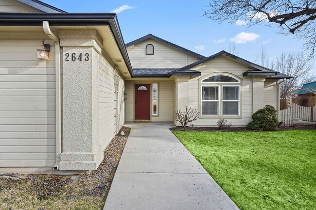 Building Photo - 3bd/2ba Home on Large Private Lot in Estab...