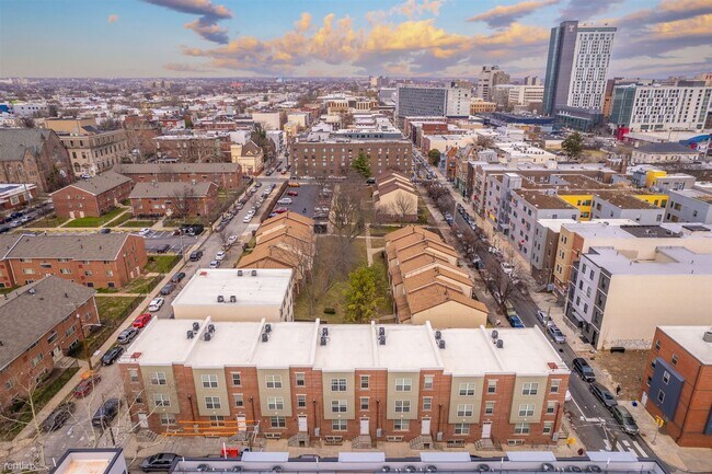 Foto del edificio - 4 br, 2 bath Triplex - 1503 MASTER ST Unit 1