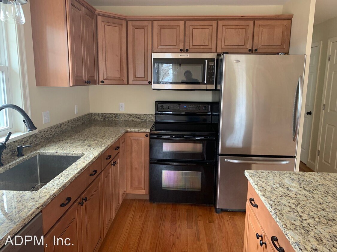 Primary Photo - 3 br, 2 bath House - 30 Railroad Ave.