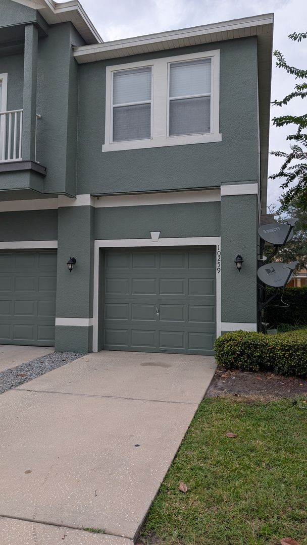 Building Photo - Two Bedrooms with floor plan at the same level and one car garage.