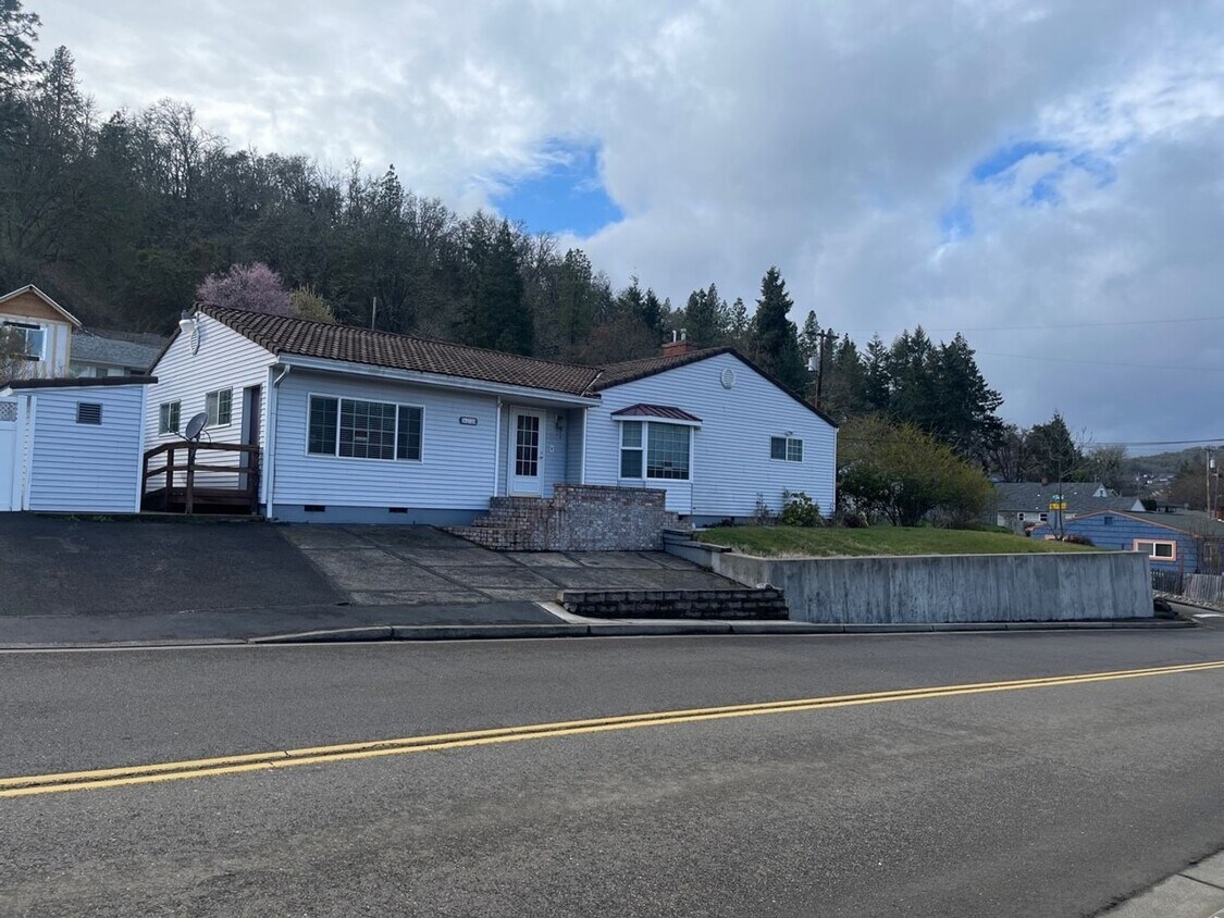 Primary Photo - Large 3 bed 2 bath house