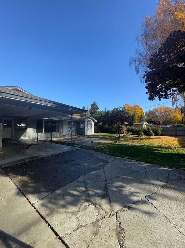 Foto del edificio - Expansive Updated Home with Creek Views & Prime Location