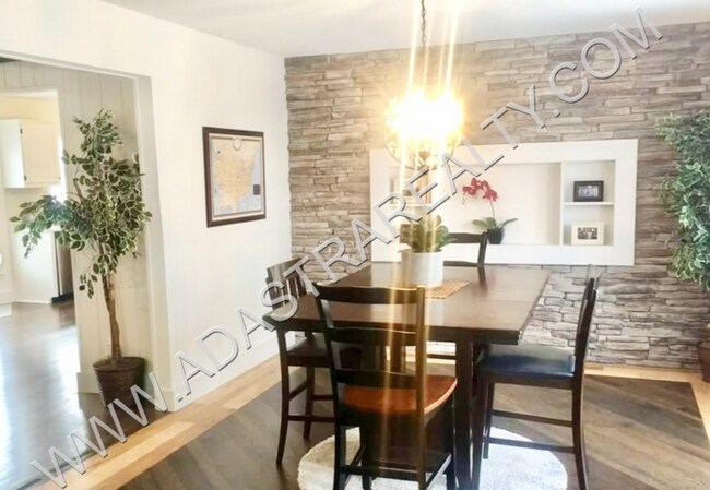 Foto del edificio - Gorgeous Updated 4 Bedroom/3 Bath Home in ...