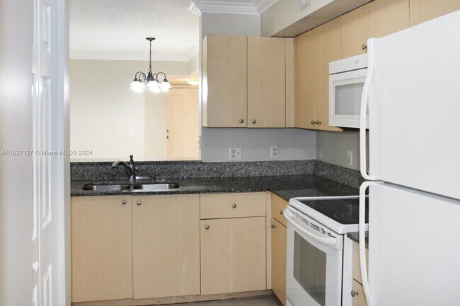 Foto del edificio - 2496 Centergate Dr