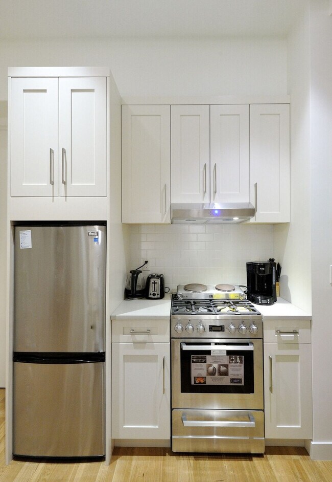 Foto del edificio - 353 W 46th St