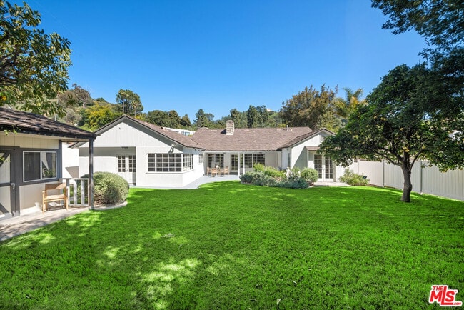 Foto del edificio - 2107 Coldwater Canyon Dr