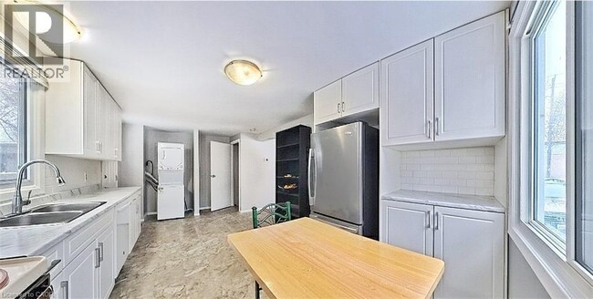 Photo du bâtiment - 30 Amos Ave