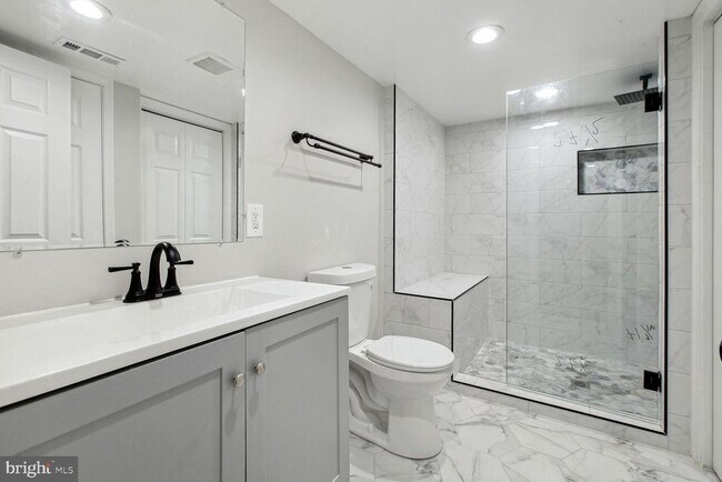 Foto del edificio - 1513 N Kenwood Ave