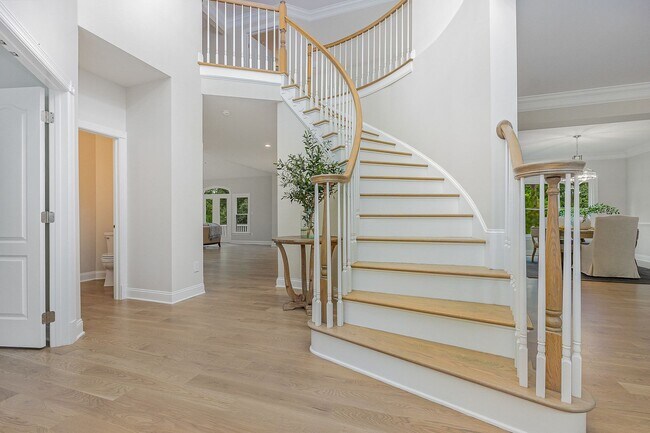 Foto del edificio - Stylish Renovation with Golf Course Views in a Prime Raleigh Location!