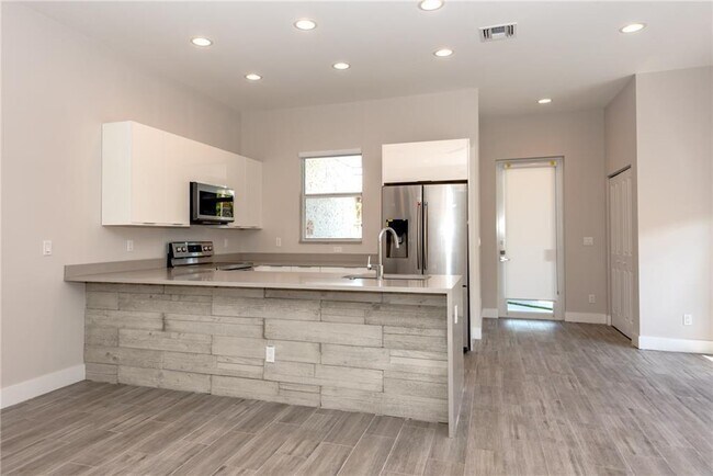 Building Photo - 1105 NE 2nd Ave