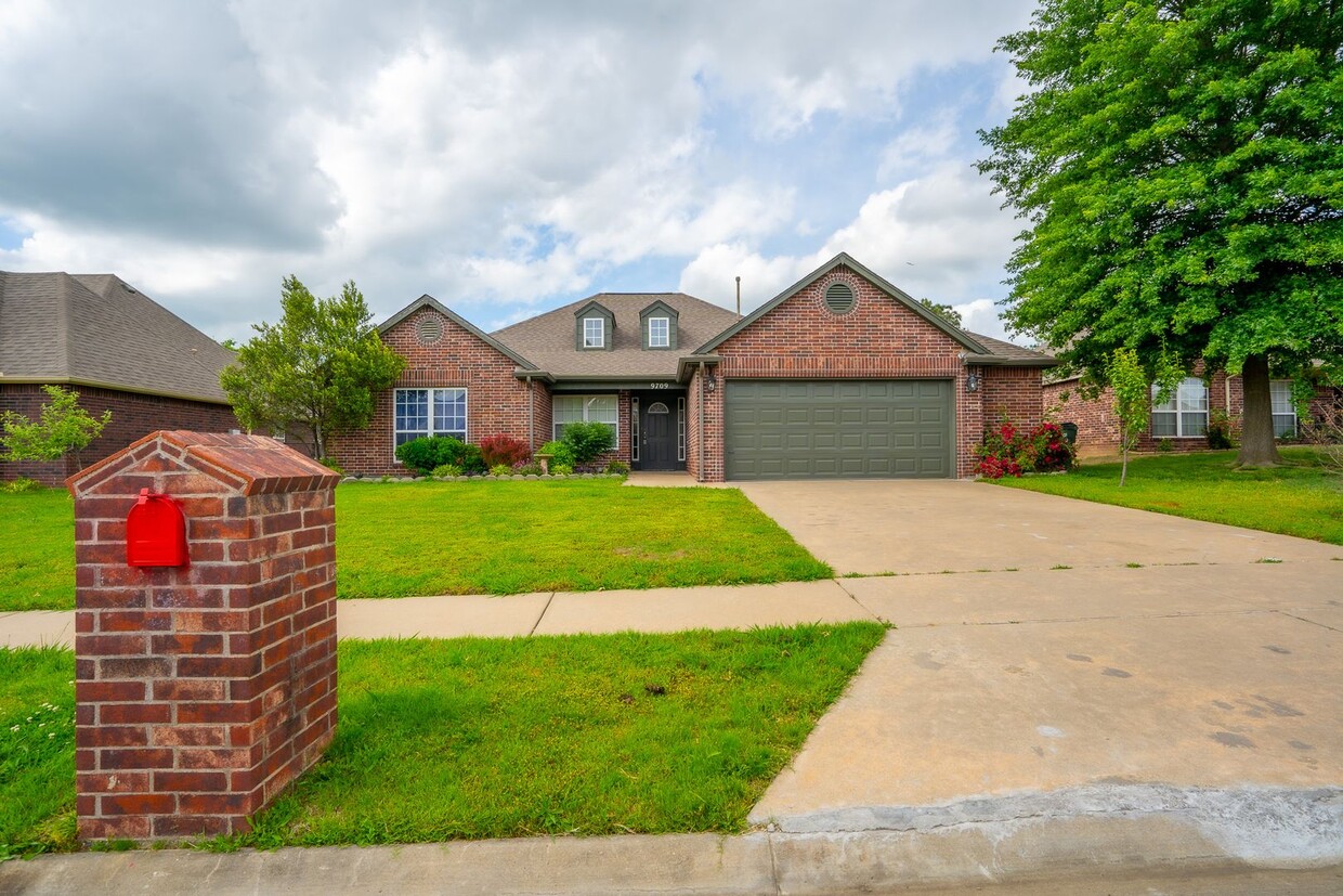 Foto principal - 4 Bed | 2 Bath | Owasso | $2060 | Mid July