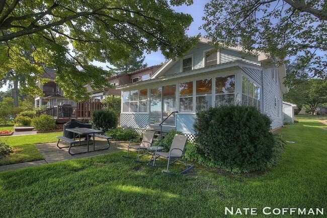 Building Photo - Lakefront 4 bed 2 bath home