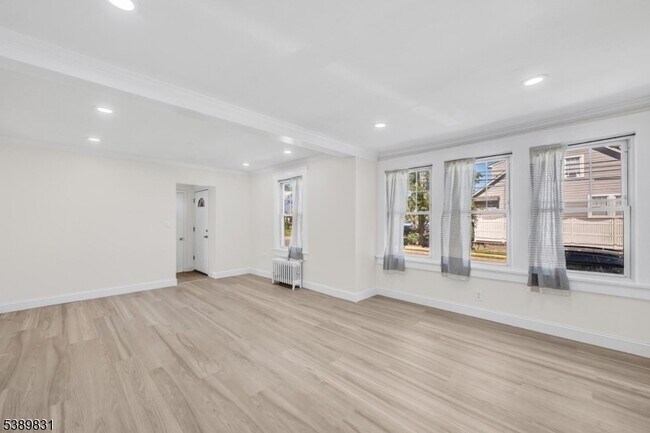 Foto del edificio - 317 Hawthorne Ave