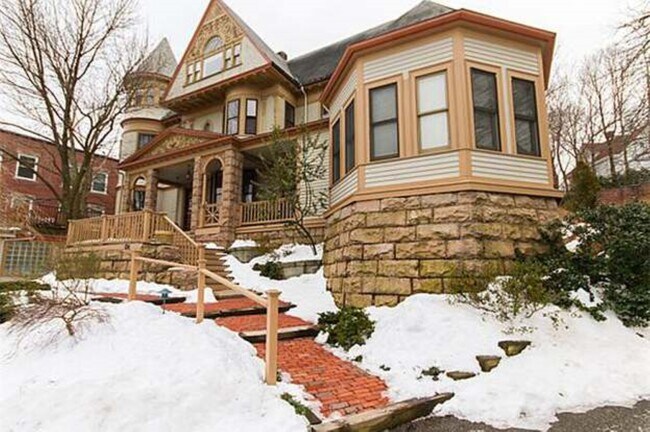 Foto del edificio - 124 Winthrop Rd