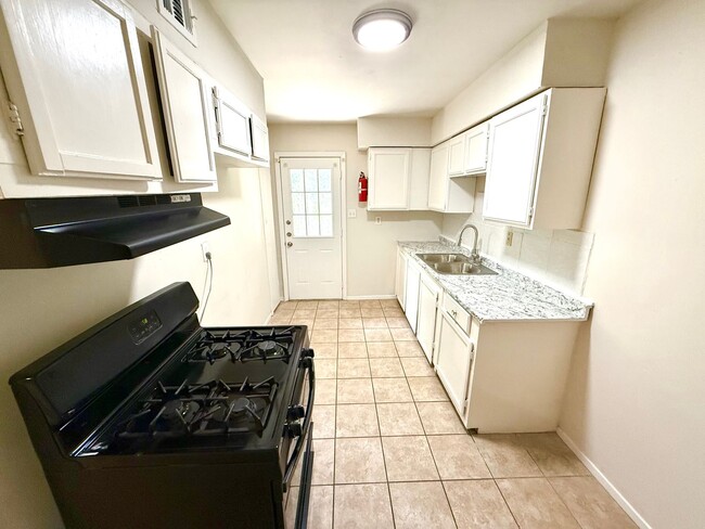 Building Photo - 520 Prado St