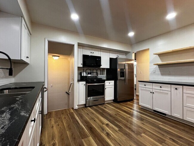 Foto del edificio - 2702 Grovewood Ave
