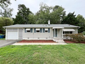 Building Photo - 2310 Lindmont Ave