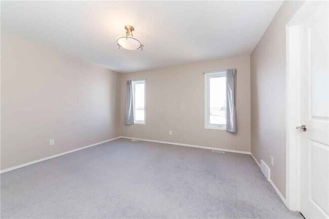 Photo du bâtiment - 156 Park E Dr