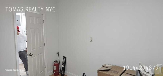 Building Photo - 988 Adee Ave