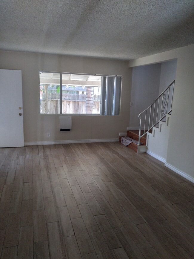 living room - 911 N Cypress St