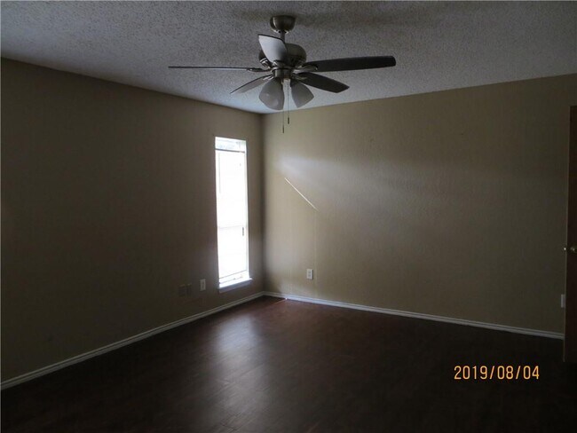 Building Photo - 3930 Sandy Hollow Dr
