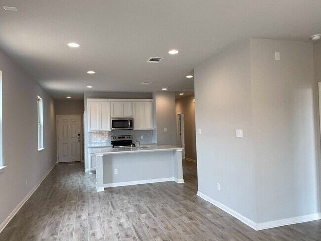 Building Photo - 4 bedroom home for lease