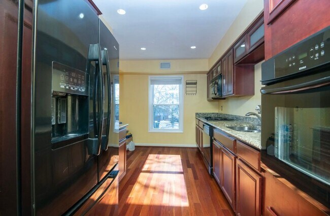 Foto del edificio - Bright 3 Bedroom Takoma Townhome with Park...
