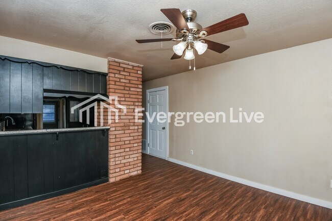 Foto del edificio - 7105 Robinhood Ln