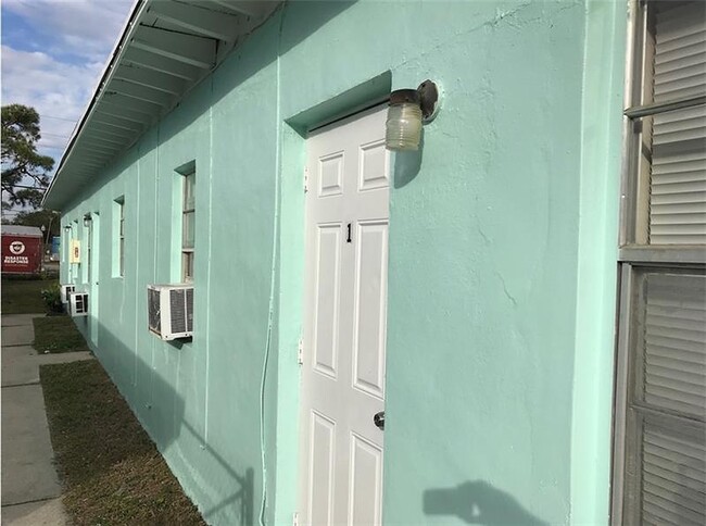 Building Photo - 633 NW 15th Ter