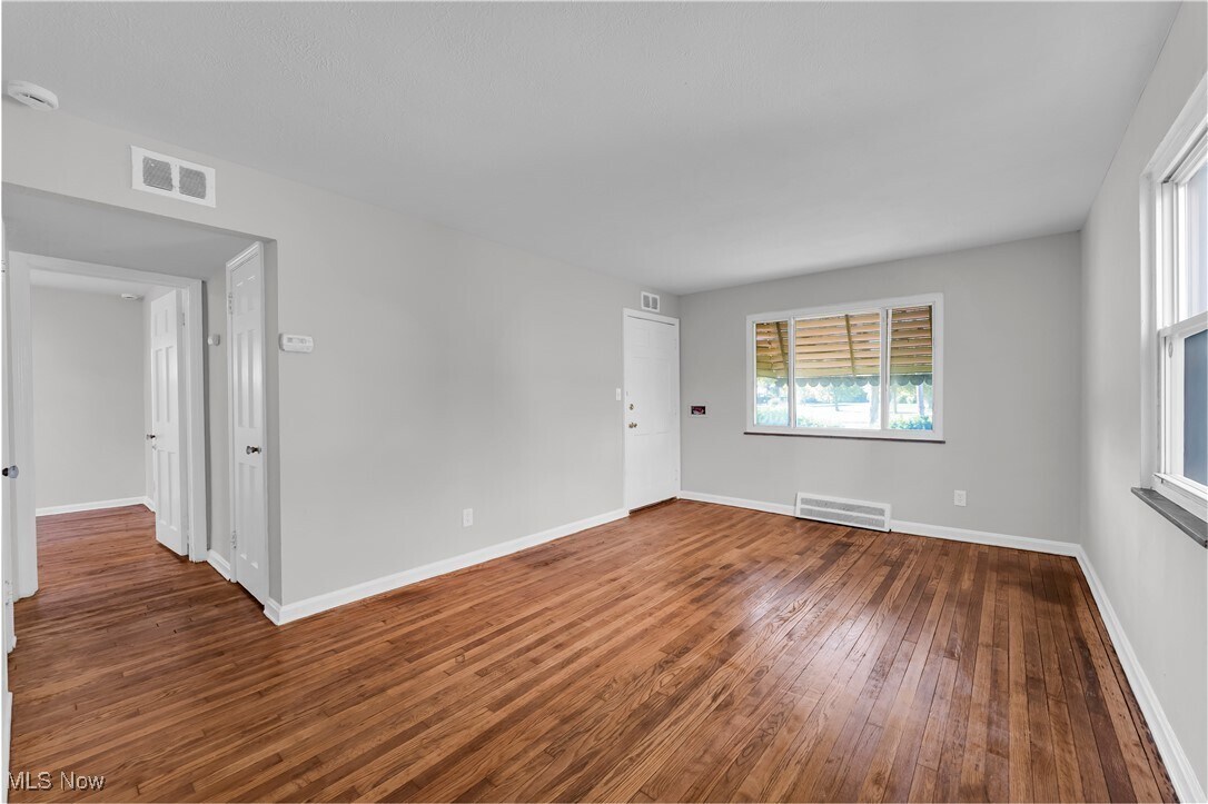 251 E 200th St Cleveland, OH 44119 – photo 3