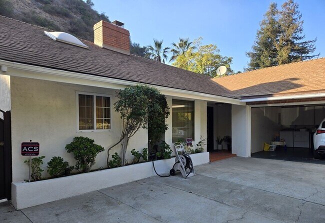 Foto del edificio - 1481 Benedict Canyon Dr