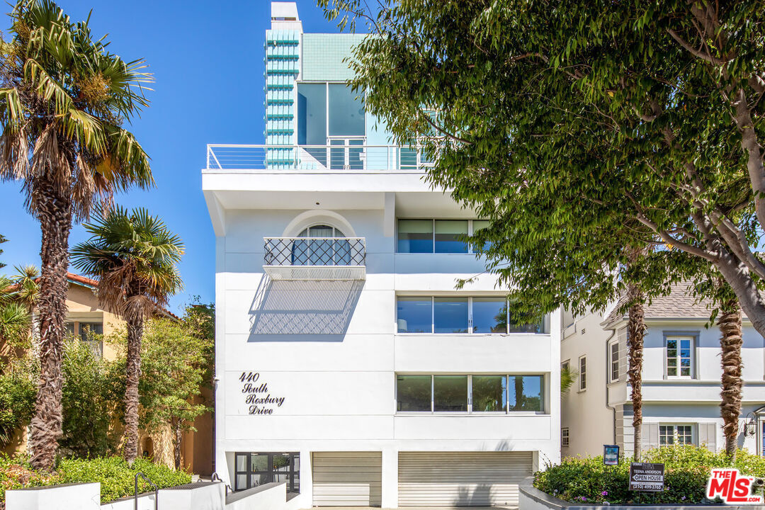 Foto principal - 440 S Roxbury Dr