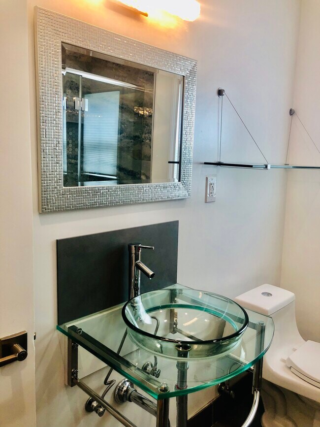 Clean bathroom - 1232 Devon Ave