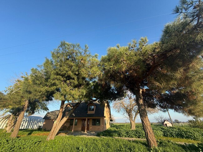 Foto del edificio - 4-bedroom, 2-bathroom home located in the vibrant city of Visalia, CA.