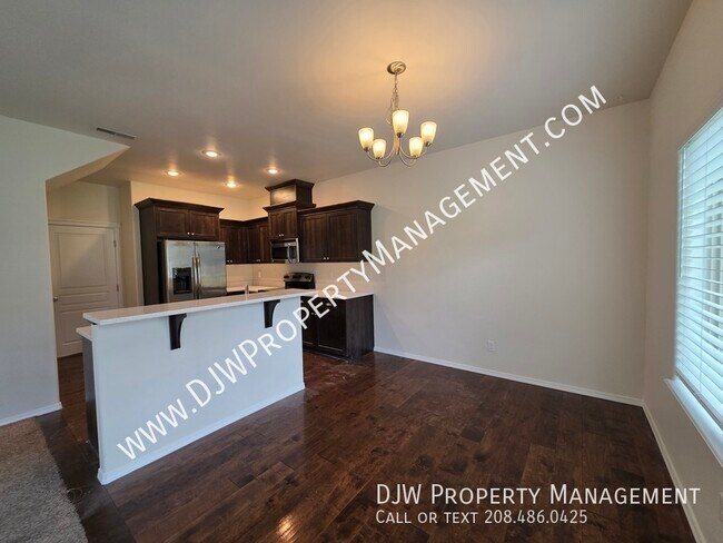Building Photo - 614 S Grey Pine Ln