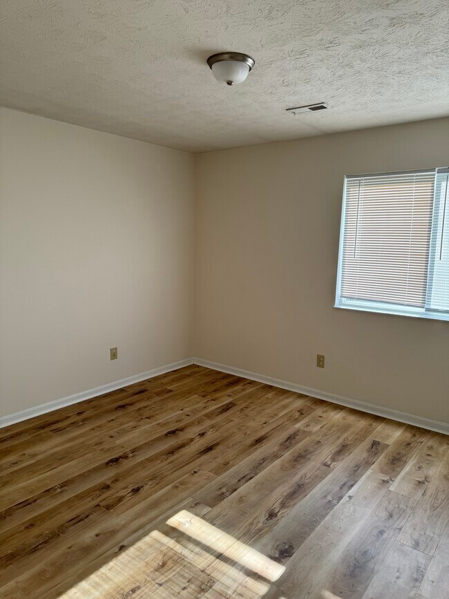 Building Photo - 3860 Little Creek Dr