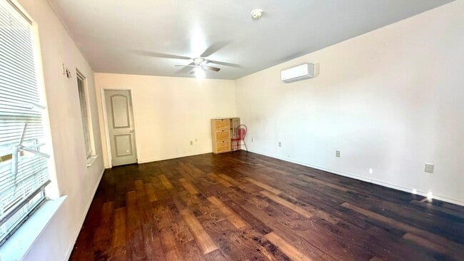 Building Photo - 3102 E Plum St