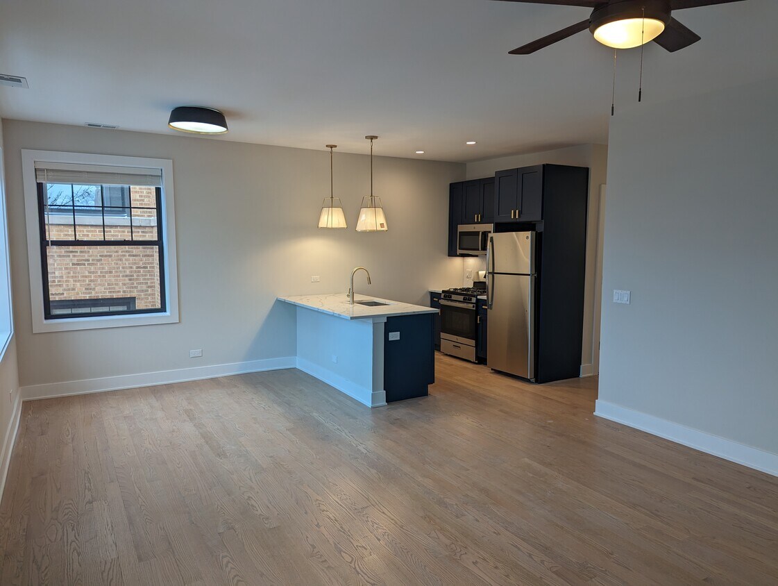 Primary Photo - 2058 W Montrose Ave