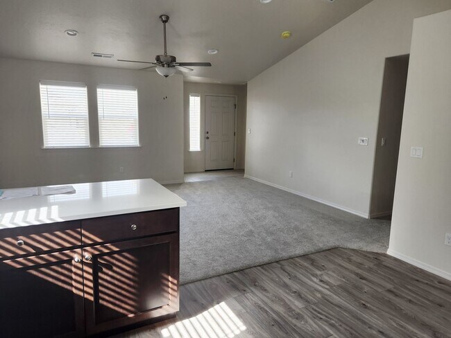 Foto del edificio - Beautiful brand new 3 bed 2 bath home in the Shadow Glenn Subdivision, just off Linden and Middle...