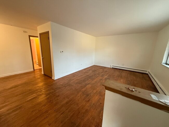 Building Photo - 558 N Ardmore Ave