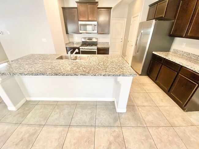 Building Photo - STUNNING 3 BEDROOM 2.5 BATH NEAR RHODES RA...