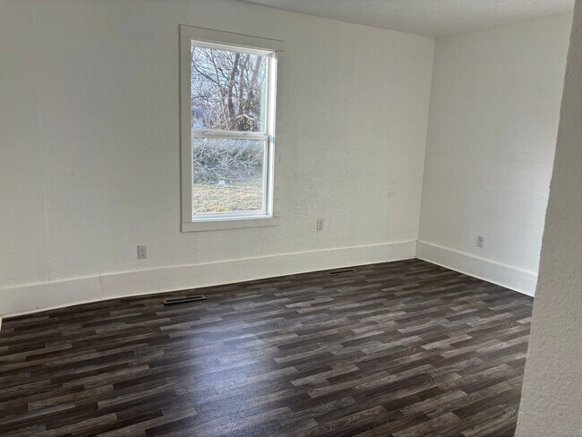 Foto del edificio - Ideal Location: 4-Bed Home with Big Backyard by Upcoming School